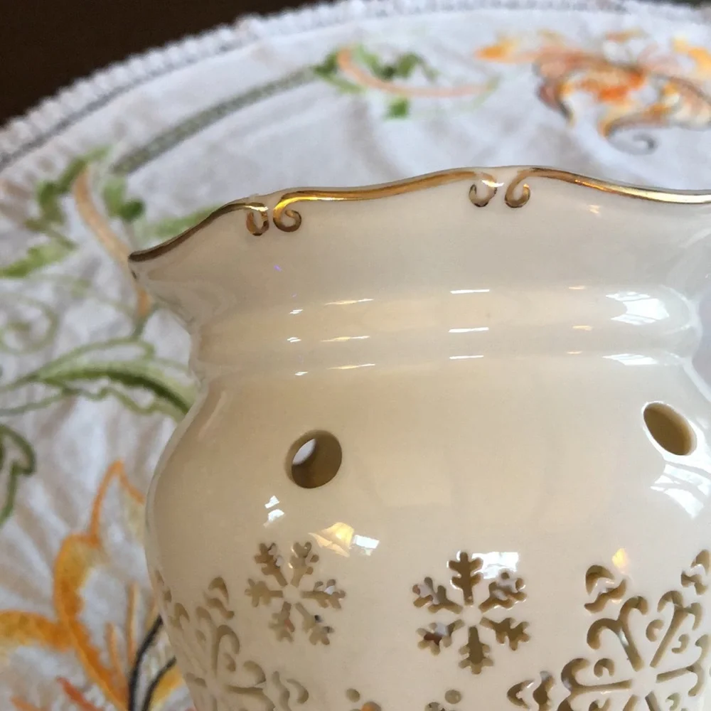 Yankee Candle Porcelain with 24 carat Gold Painted Trim Tart Warmer